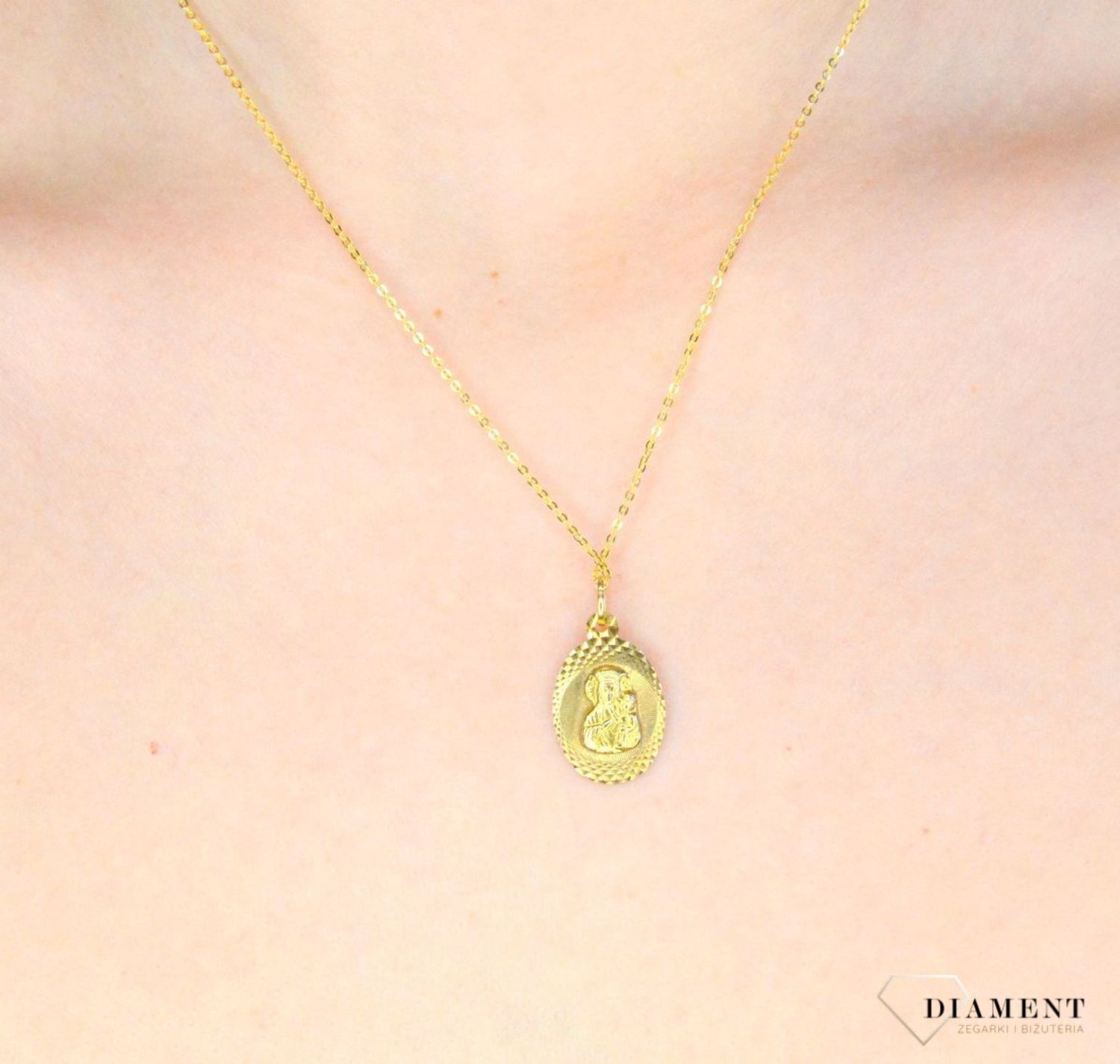 Złota zawieszka 333 medalik z Matką Boską Częstochowską ZA 145A 333. Złota zawieszka medalik o owalnym kształcie z wizerunkiem Matki Boskiej Częstochowskiej . Zawieszka o wielkości 1,6 cm.jpg